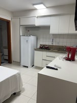 Micro-ondas, talheres/pratos/utensílios de cozinha, freezer