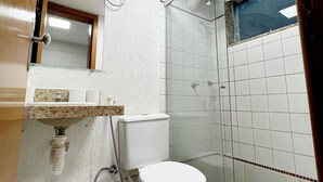 A bathroom with a toilet, sink, and shower. - Residencial Carajás (Goiania)