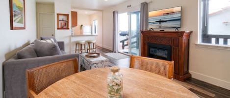 Smart TV, fireplace