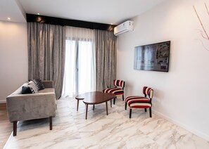 Luxury House, Garden View | Living area | 43-inch Smart TV with cable channels, Netflix, streaming services - LUXURY HOUSE VILLA DEVOTO (Buenos Aires)