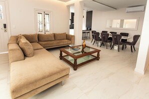 Family House, Park View | Living area | 43-inch Smart TV with cable channels, Netflix, streaming services - LUXURY HOUSE VILLA DEVOTO (Buenos Aires)