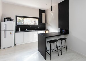 Familie huis, uitzicht op park | Privékeuken | Een koelkast met diepvriezer, een microgolfoven, een oven, een kookplaat