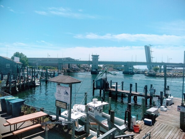 Marina - Shoreline home a mile from the beach fun for all seasons. (East Lyme)