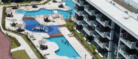 2 piscines extérieures