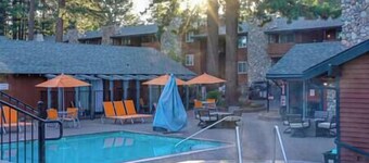 5 Bedroom, 2 Bath Cabin. 2 Kings, 3 Queens. Full Kitchen, living/dining room.