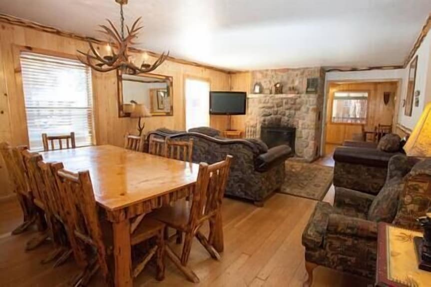 5 Bedroom, 2 Bath Cabin. 2 Kings, 3 Queens. Full Kitchen, Living/dining Room. - Lake Tahoe