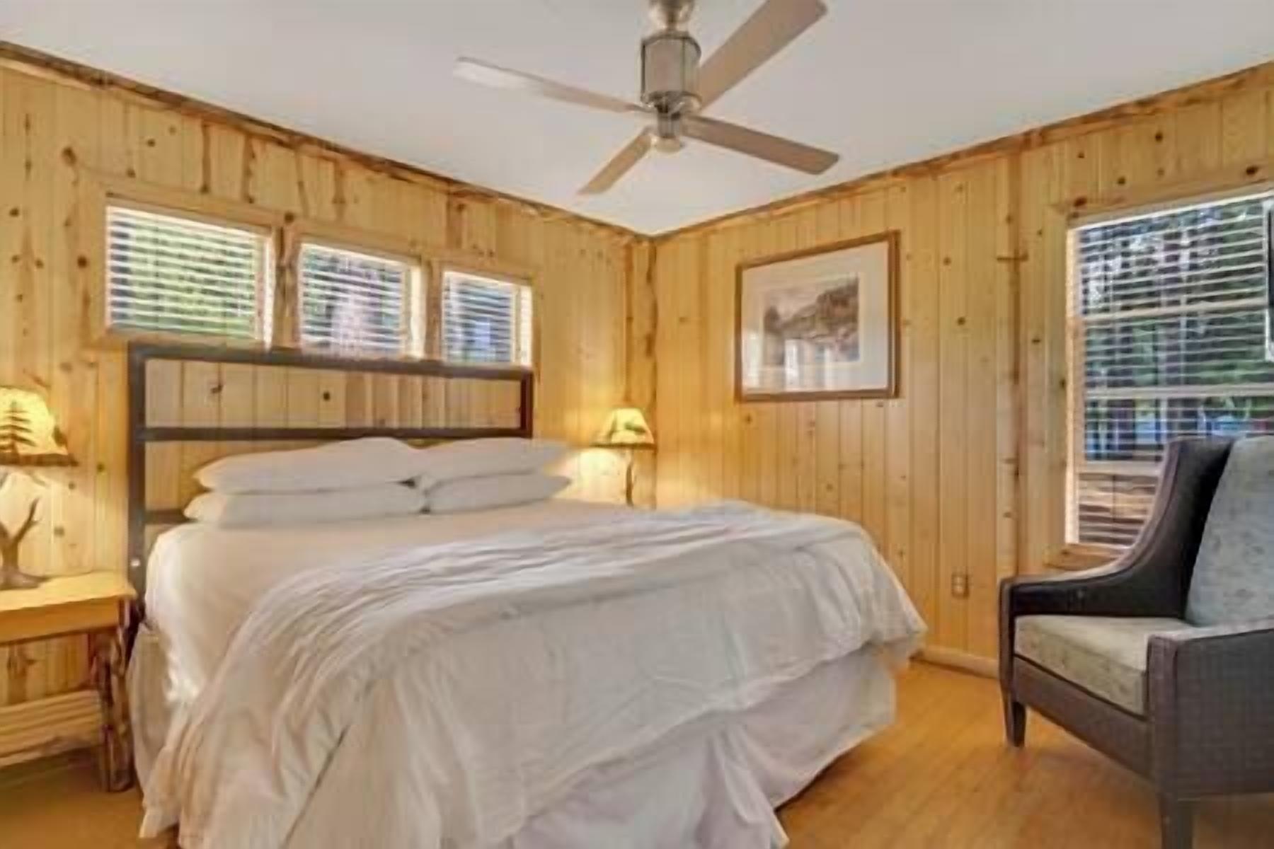 5 chambres, coffres-forts dans les chambres, fer et planche à repasser