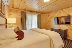 2 makuuhuonetta, tallelokero huoneessa, silitysrauta/-lauta