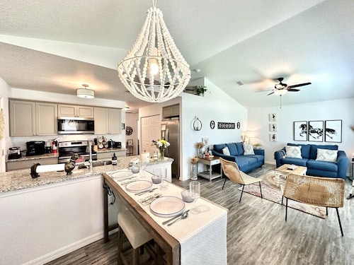 Doxie Cottage - Close to WEC, Springs, and More!