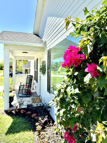 Doxie Cottage - Close to WEC, Springs, and More!