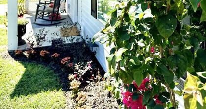 Doxie Cottage - Close to WEC, Springs, and More!