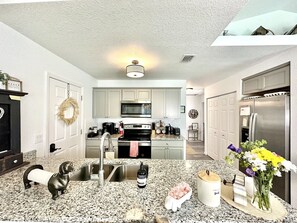 Kylskåp, mikrovågsugn, ugn och spishäll