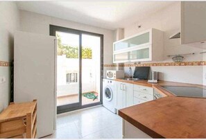 Een magnetron, een oven, een vaatwasser, een broodrooster