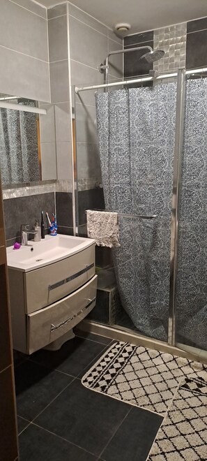 Douche, bidet, serviettes fournies, savon