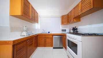 Villa familiar, vista al jardín | Cocina privada