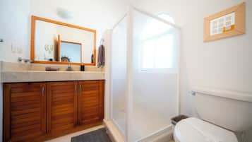 Villa familiar, vista al jardín | Baño