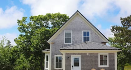 Fully renovated bright & airy 3BR home near the ocean