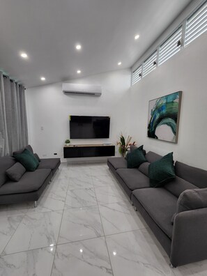 Living area - Casa Nueva / Hot Tub 3room with kings size bed (Carolina)