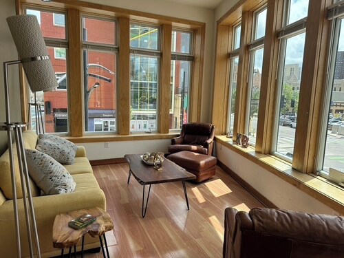 Prime downtown Minneapolis location.  Sleeps 4, 2BR, 1BA, full kit.  