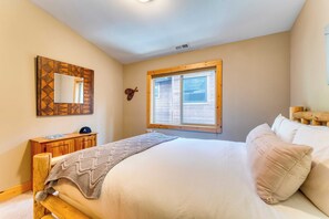 House (4 Bedrooms) | Interior - Washoe Chalet by Avantstay Game Room, Hot Tub, Putting Green & Fire Pit (Tahoma)