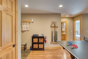 House (4 Bedrooms) | Interior - Washoe Chalet by Avantstay Game Room, Hot Tub, Putting Green & Fire Pit (Tahoma)