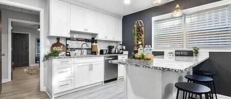 ثلاجة، ميكروويف، فرن، موقد طهي مسطح