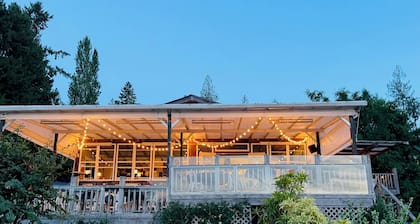 4 Coastal Cabins & 2 bedroom suite for exploring the Sunshine Coast of BC