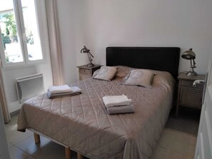 3 quartos, ferros/tábuas de passar roupa, berço de viagem