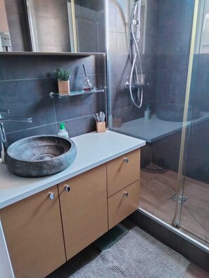 Shower, hair dryer, towels, soap - Villa Climatisée, SPA Privatif , Golf et Piscine (Mallemort)