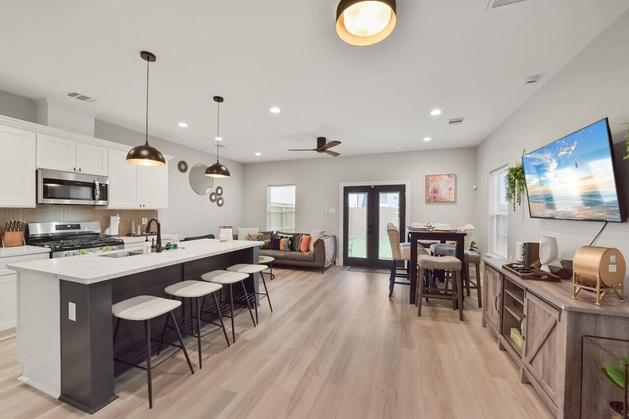 Central Houston: Newly Built w/ Premium Finishes