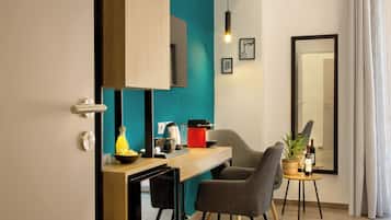 Doppia Deluxe, vista città | Una cassaforte in camera, con arredamento individuale, una scrivania