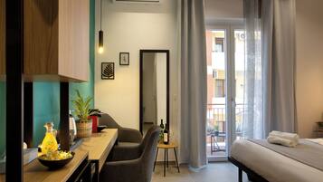 Quarto casal luxo, vista para a cidade | Cofres nos quartos, individualmente mobiliados, escrivaninha