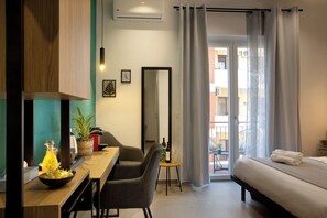 Chambre Double Deluxe, vue ville | 1 chambre, coffres-forts dans les chambres, ameublement personnalisé