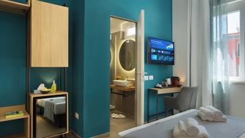 Quarto casal standard, vista para a montanha | Cofres nos quartos, individualmente mobiliados, escrivaninha