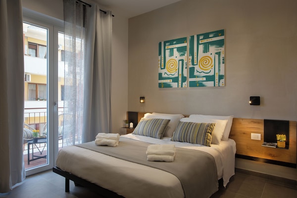 Habitació doble Deluxe, vistes a la ciutat | Caixa forta a l'habitació, mobiliari individual i escriptori