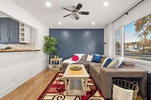 テレビ、書斎 / ワークスペース