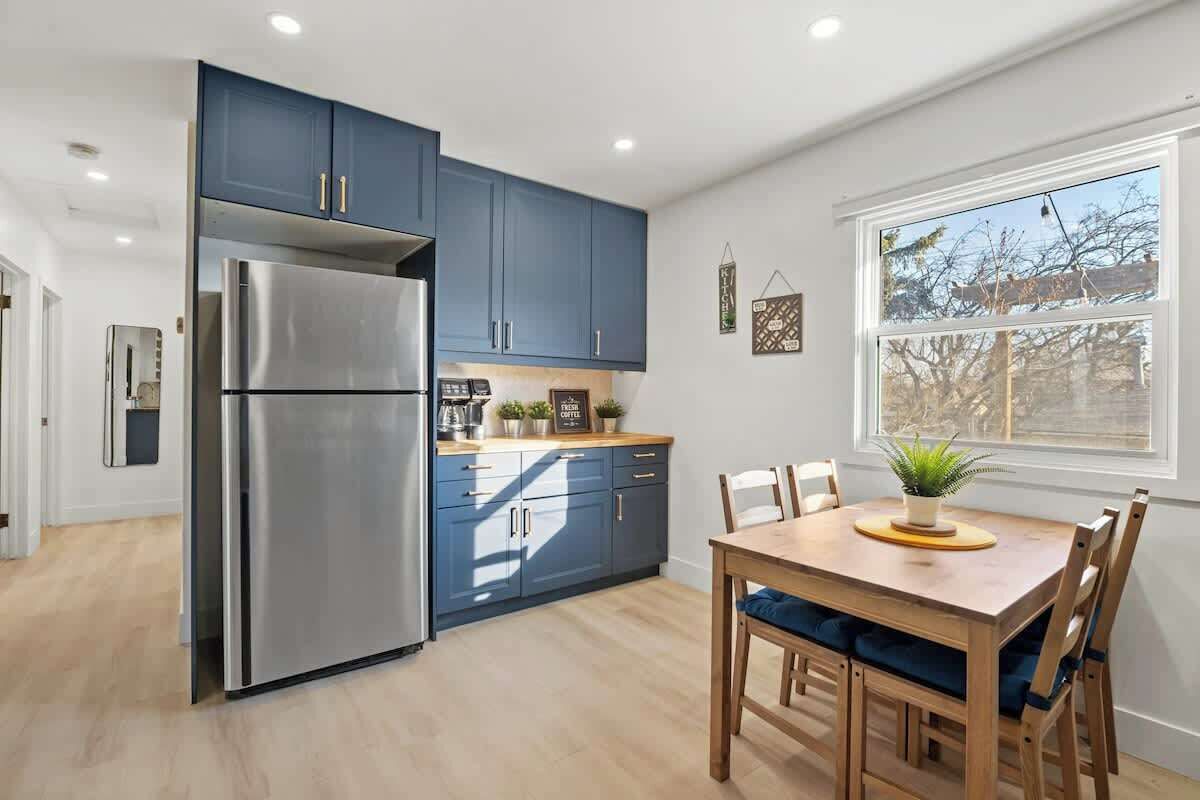 Réfrigérateur, four à micro-ondes, un four, surface de cuisson