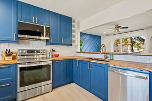 Fridge, microwave, oven, stovetop - TheOwl • PetFriendly • PacknPlay • HighChair • AC (Calgary)