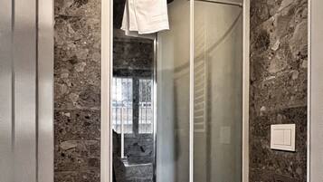 Doccia, asciugacapelli, bidet, asciugamani