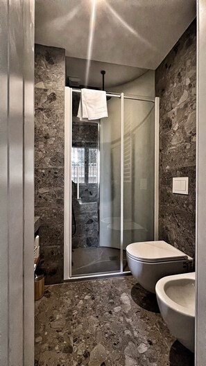Shower, hair dryer, bidet, towels - Archimedes 35. One step away from downtown. (Roma)