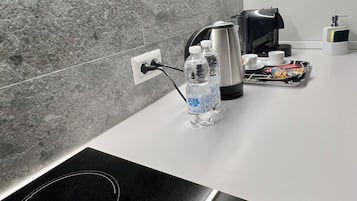 Frigorifero, microonde, forno, piano cottura