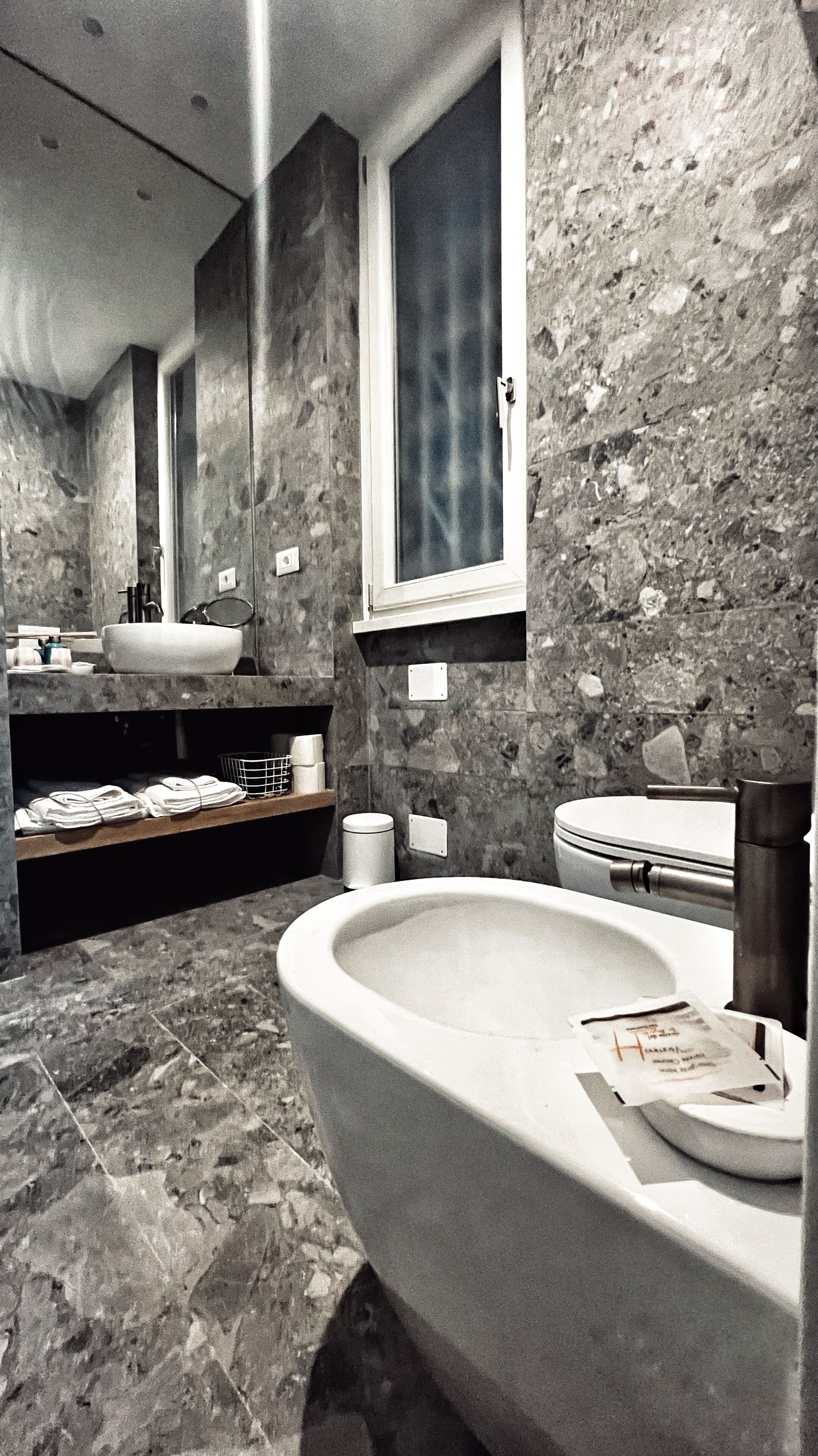 Douche, sèche-cheveux, bidet, serviettes fournies