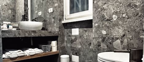 Douche, sèche-cheveux, bidet, serviettes fournies