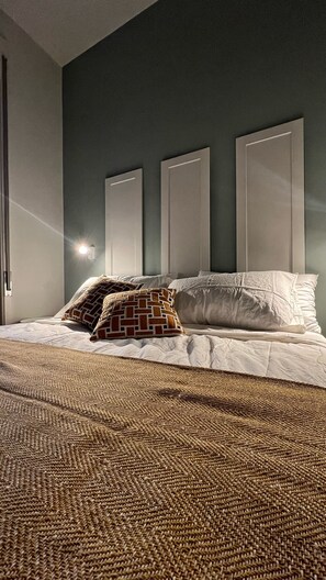 2 bedrooms, WiFi, bed sheets - Archimedes 35. One step away from downtown. (Roma)