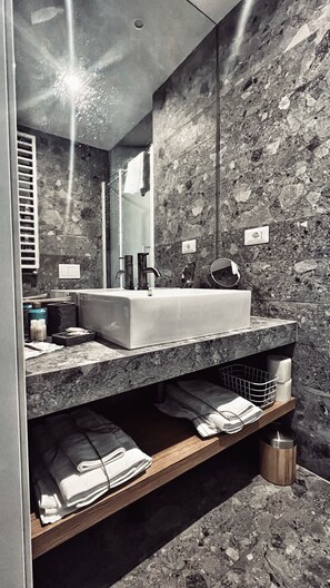 Shower, hair dryer, bidet, towels - Archimedes 35. One step away from downtown. (Roma)