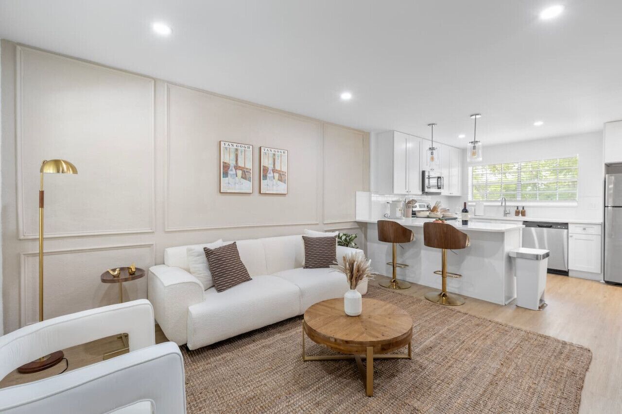 Luxury 1B with prime location, FREE parking & crib