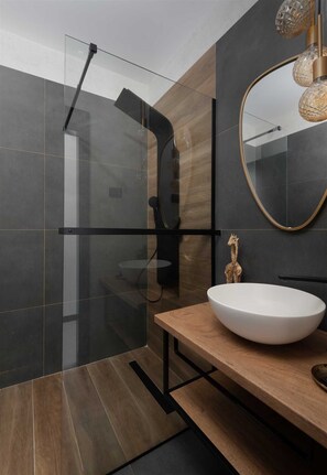 Shower, jetted tub - The luxurious Villa Soho (Starigrad)