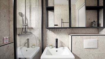 Apartamento superior, 3 habitaciones, cocina, vistas al patio | Baño | Ducha, secador de pelo, toallas y jabón