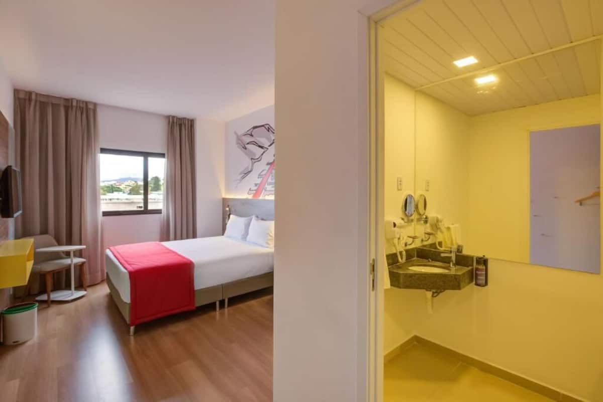 Superior-Doppelzimmer, barrierefrei | Badezimmer | Dusche, Haartrockner, Handtücher, Seife