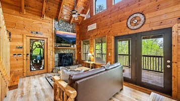 Smart TV, chimenea y videojuegos